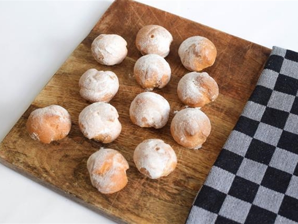 12 kleine slagroomsoesjes